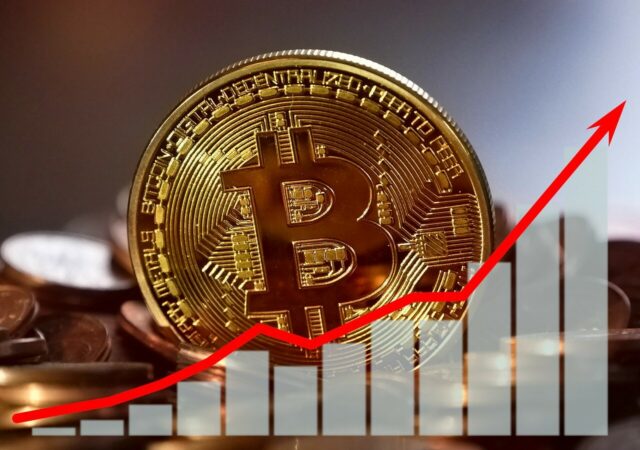 CRYPTONEWSBYTES.COM bitcoin-g6cd048d54_1280-640x450 Bitcoin Could Surge to 120k by 2024 - Standard Chartered Bank  