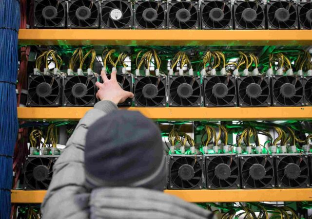 CRYPTONEWSBYTES.COM bitcoin-mine-quebec-2400x1553-1-1-640x450 Core Scientific seals $77M Bitmain deal for 27K Bitcoin mining rigs  