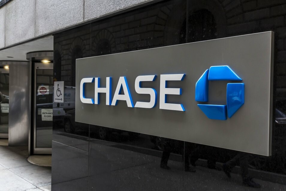 CRYPTONEWSBYTES.COM chase JPMorgan's Chase UK will ban cryptocurrency transactions, Coinbase's Chief responds  