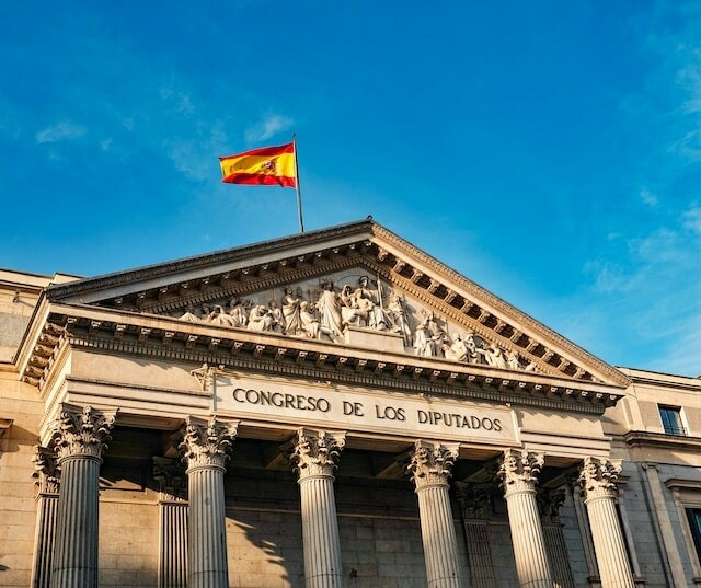 CRYPTONEWSBYTES.COM spain-flag-min Coinbase Broadens European Presence Through Acquisition of Bank of Spain License  