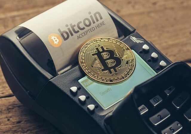 CRYPTONEWSBYTES.COM Customer-pays-by-bitcoin-to-pay-a-bill-at-the-cafe-bitcoin-accepted-here-640x450 Binance Ends Visa Debit Card Services in the European Region  