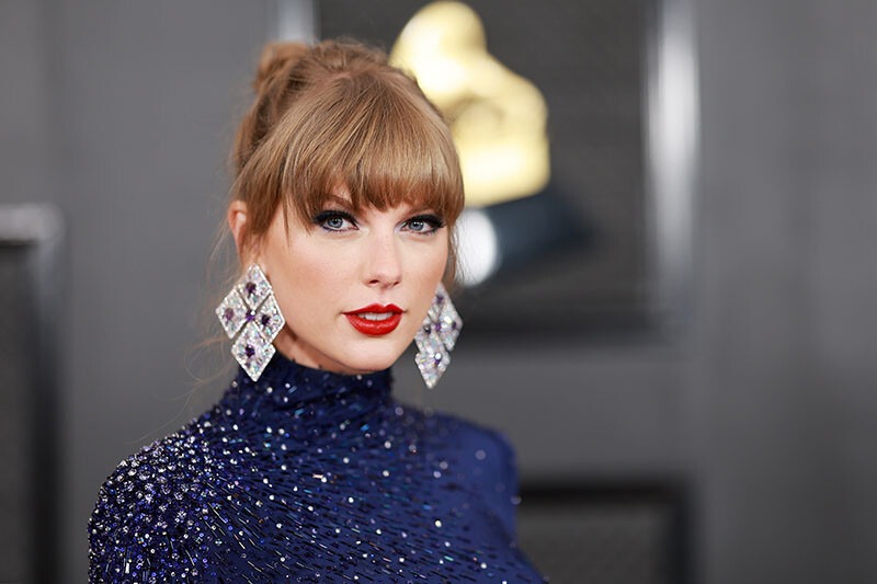 CRYPTONEWSBYTES.COM Taylor-Swift Taylor Swift's FTX Sponsorship and Michael Lewis's Latest Book  